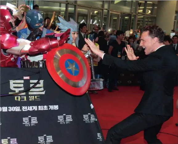  ?? Thor: The Dark World
PICTURE: AP ?? CLOWN: Actor Tom Hiddleston has fun with fans during a promotiona­l event for his latest movie
in Seoul, South Korea.