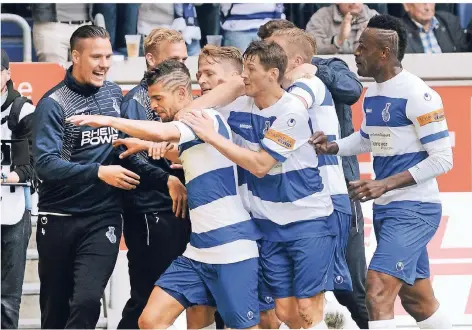  ?? FOTO: STEFAN EICKERSHOF­F ?? Im Mai 2015 feierten die Zebras mit einem 3:1-Sieg gegen Holstein Kiel den Aufstieg in die 2. Bundesliga.