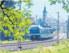  ?? FOTO: MATTHIAS BALK/DPA ?? Ein Zug fährt über die Bahntrasse durch das Inntal zwischen Rosenheim und Kufstein: Für den Brenner-Nordzulauf ist der Bau einer weiteren Bahntrasse geplant.