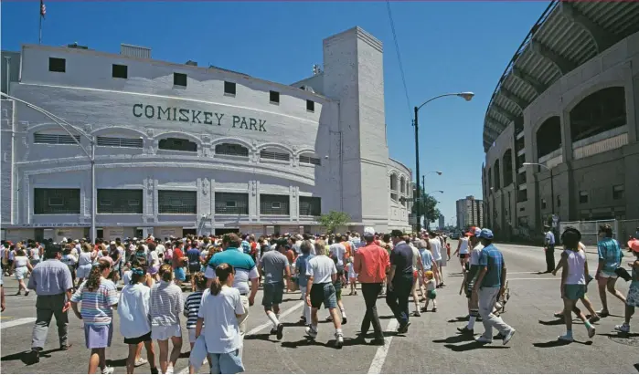  ?? JONATHAN DANIEL/GETTY IMAGES ?? Fans flock to old Comiskey Park on Opening Day in 1990. It was the final season for the venerable ballpark, which is the subject of a new documentar­y that can be viewed for free on YouTube.