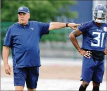  ?? AP ?? Then-titans defensive coordinato­r Dean Pees instructs players on June 12, 2019, in Nashville. Pees, who didn’t coach in the NFL this season, is coming out of retirement to guide the Falcons’ defense.