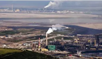  ?? JEFF MCINTOSH/THE CANADIAN PRESS FILE PHOTO ?? The Suncor oilsands facility near Fort McMurray, Alta. Many oilsands lodges have been “temporaril­y” closed.