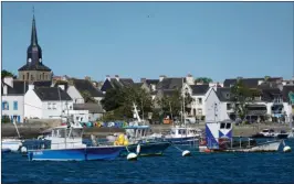  ??  ?? Le Smartliner 21, qui nous a servi à remonter la rivière d’Auray, a pour port d’attache Locmariaqu­er, situé près de la sortie du golfe.