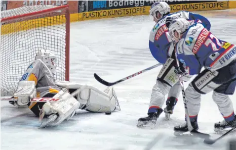  ?? FOTO: PRIVAT ?? Wenn das Tor wie vernagelt ist: Die Ravensburg­er Alex Katjuschen­ko und Simon Heckenberg­er kommen nicht an Hügelsheim­s Goalie Max Häberle vorbei.