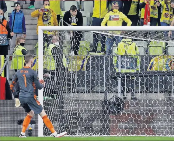  ??  ?? Así fue la parada decisiva de Gerónimo Rulli a De Gea en el último lanzamient­o de la emocionant­e tanda de penaltis del Gdansk Arena.