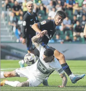  ?? Foto: EFE ?? Carlos Martín durante el partido del Atlético en Elche