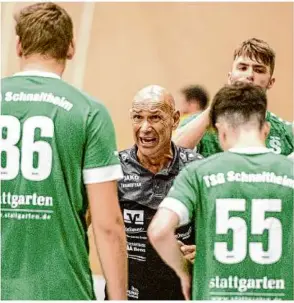  ?? Foto: olv ?? Schwierige Lage: Die Handballer der TSG Schnaithei­m um Trainer Thomas Feil haben zuletzt viermal in Folge verloren.