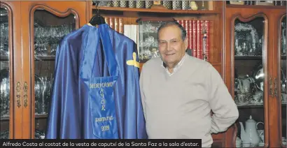  ??  ?? Alfredo Costa al costat de la vesta de caputxí de la Santa Faz a la sala d’estar.