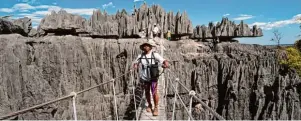  ?? Fotos: Karim Nari/ontm/tmn ?? Tsingys heißen die meterhohen Felsnadeln auf Madagaskar. Das Land ist vielseitig, aber auch ein kleines Rei seabenteue­r.