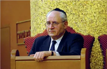  ??  ?? Giuseppe Laras fotografat­o nella Sinagoga di Milano, dove era stato rabbino capo dal 1980 al 2005 (foto Tamtam)