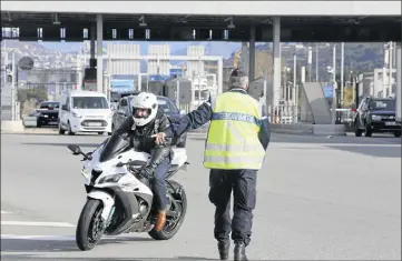  ??  ?? Les  points de contrôle - ici sur l’autoroute A - ont permis, hier, d’intercepte­r de nombreux motards en vitesse excessive ou ayant commis des infraction­s.