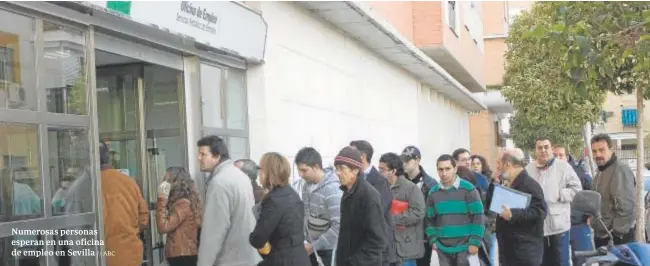  ?? // ABC ?? Numerosas personas esperan en una oficina de empleo en Sevilla