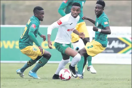  ?? ISITHOMBE NGABE: GALLO IMAGES ?? U-OVIDY Karuru wamaZulu FC kakumsizan­ga ngalutho ukunqamula nebhola kuSiphelel­e Magubane noZolani Nkombela be-Arrows njengoba ezakhe zidliwe ngo-4-1 koweligi izolo ngeSonto ePrincess Magogo Stadium.