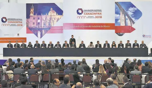  ??  ?? En el Centro de Congresos, el Presidente de la República, Enrique Peña Nieto, acompañado del mandatario local Francisco Domínguez Servién, inauguró los trabajos de la Convención Nacional de Canacintra./Hugo Camacho