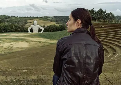  ?? ?? Visione Una scena di «La Seconda Vita» con Marianna Fontana, in lontananza una delle statue della discarica di Peccioli