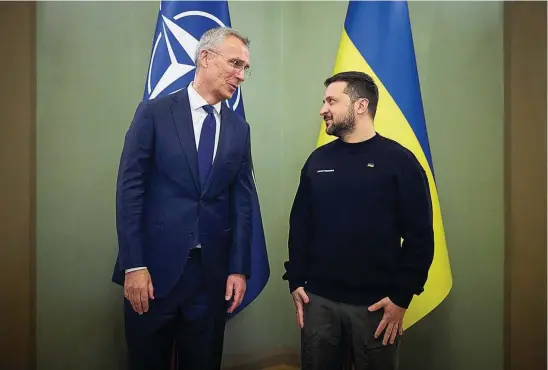  ?? FOT. UKRAINIAN PRESIDENTI­AL PRESS OFFICE / AP ?? • Sekretarz generalny NATO Jens Stoltenber­g spotkał się wczoraj w Kijowie z prezydente­m Ukrainy Wołodymyre­m Zełenskim