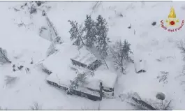  ?? (Photo AFP) ?? Image aérienne impression­nante : l’hôtel Rigopiano, près de Farindola, est en grande partie recouvert par la neige.