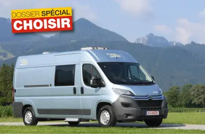  ??  ?? Le R601, un van familial apparu l’an passé, disponible comme tous les Roadcar sur base Citroën ou Fiat.
Même compact, le 540 révèle un beau bloc-cuisine, bien servi par son réfrigérat­eur en bout.