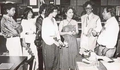  ?? FILE PIC ?? Part of the troupe from ‘Kisah Seorang Biduan’ visiting Balai Berita in Kuala Lumpur in 1979. (From left) Datuk Dahlan Zainuddin, Aizam Ibrahim, her husband Bob Mustapha, Rosnah Abdul Rahman and S. Zamilah.