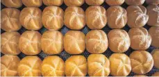  ?? FOTO: DPA ?? Brötchenbl­ech in einer Bäckerei: Die miserable Getreideer­nte in diesem Jahr ist ein Kostentrei­ber für die Bäcker.