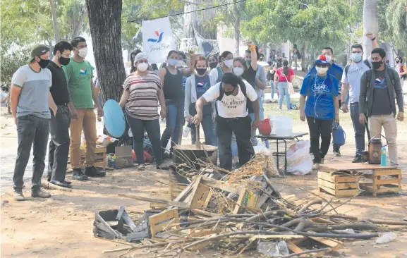  ??  ?? En la imagen están los chicos de JuvenSur, Abriguemos, la Coordinado­ra por la Lucha de la Tierra y estudiante­s.