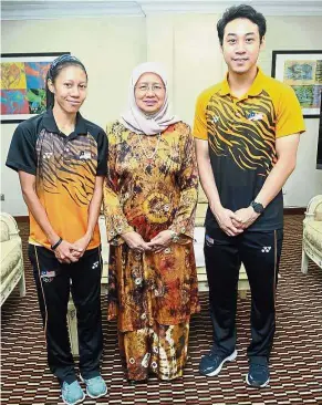  ??  ?? Prof Aini posing with UPM students and Olympic 2016 athletes Zaidatul Husniah Zulkifli (left) and Jonathan Wong Guanjie (right).