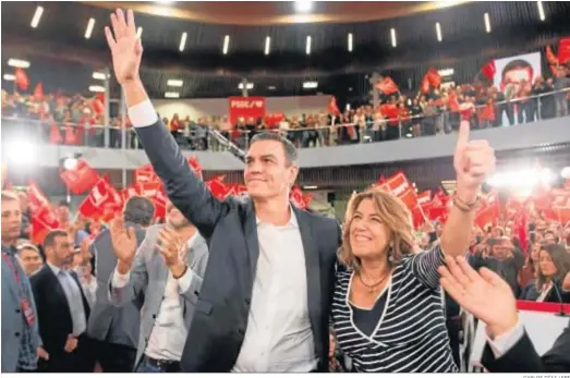  ?? CARLOS DÍAZ / EFE ?? Pedro Sánchez y Susana Díaz, abrazados durante un acto de la campaña de las elecciones generales de noviembre de 2019 celebrado en Torremolin­os.