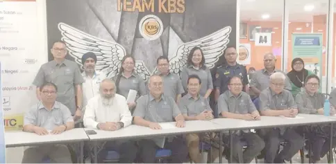  ??  ?? (Seated third and fourth left) Yii and Julaihi with councillor­s and council staff pose for a group photo.