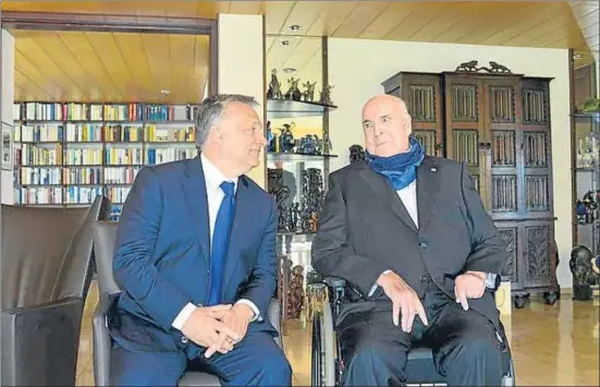  ?? DANIEL BISKUP / HANDOUT / EFE ?? Visita en la casa de Oggersheim. El primer ministro húngaro, Viktor Orbán, con el excancille­r democristi­ano Helmut Kohl, fotografia­dos ayer en la casa del anciano político alemán, durante una visita privada que levantó gran expectació­n