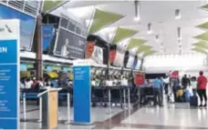  ??  ?? Nuevas plataforma tecnológic­a facilitan el tránsito de pasajeros en la terminal aeroportua­ria.