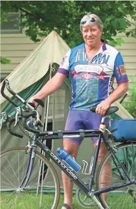  ?? BOB MODERSOHN/THE REGISTER ?? Frank “Huck” Thompson is shown July 19, 2000, with his bike and tent, ready for his last full RAGBRAI.
