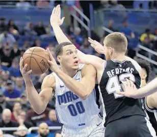  ?? JOHN RAOUX/AP ?? Aaron Gordon of the Orlando Magic looks to pass the ball under pressure from the San Antonio Spurs’ Davis Bertans.