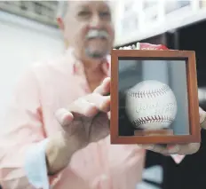  ??  ?? SU FAVORITA. Paco Figueroa muestra una bola firmada por el hall of famer y su amigo personal, Peruchín Cepeda.