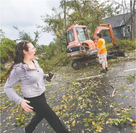  ?? WAYNE CUDDINGTON/POSTMEDIA ?? CHRISTY JARVIS REACTS AS SHE SEES THE DEVASTATIO­N IN DUNROBIN AFTER THE TORNADOES OF SEPT. 21, 2018.