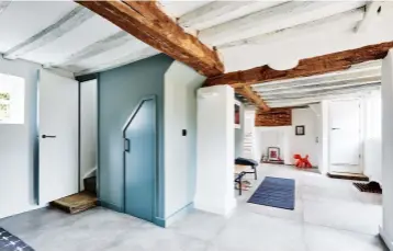  ??  ?? Within this 17th-century farmhouse, original beams and brickwork are appreciate­d all the more thanks to the sleek contempora­ry features they sit alongside. Design Juxtaposit­ion