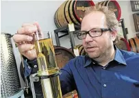  ??  ?? Kai Elmendorf prüft den Alkoholgeh­alt des Korns: Beim Ansetzen liegt er bei 60 Prozent, beim Abfüllen sind es noch 35 Prozent.