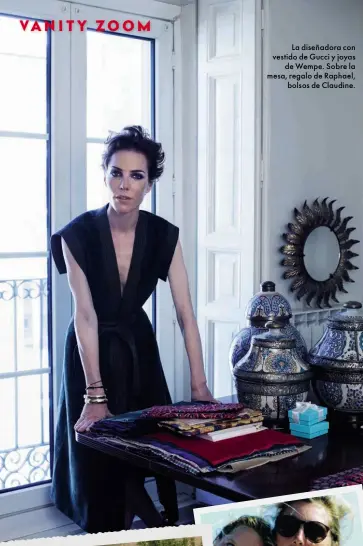  ??  ?? La diseñadora con vestido de Gucci y joyas
de Wempe. Sobre la mesa, regalo de Raphael,
bolsos de Claudine.