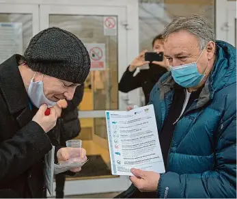  ?? Foto: Michal Šula, MAFRA ?? Místostaro­stové Prahy 9 Tomáš Portlík (vlevo) a Zdeněk Davídek představil­i před proseckou ZŠ Litvínovsk­á pilotní testování dětí základní školy pomocí neinvazivn­ích antigenníc­h testů ze slin.