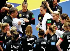  ?? FOTO: DPA ?? Die deutschen Handballer­innen wollen sich für die Olympische­n Spiele in Paris qualifizie­ren.