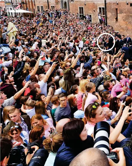  ??  ?? Lost among a sea of people: Prince William, circled left, and the Duchess of Cambridge, circled