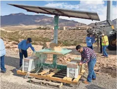  ??  ?? empleados de la ciudad ubican los páneles de luz solar