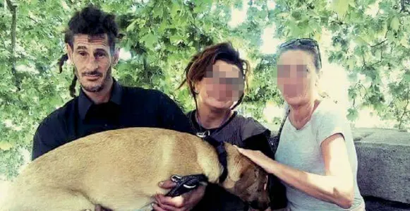  ??  ?? Sotto accusa A sinistra, con il cane in braccio, Massimo Galioto, 44 anni, accusato di omicidio volontario per la morte di Beau Solomon