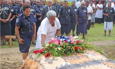  ?? Photo: Waisea Nasokia ?? Lusiana Tagicakiba­u Bokadi places a wreath at the grave site of the late Director CID Semisi Bokadi at Namatakula Village, Nadroga, on February 9, 2018.