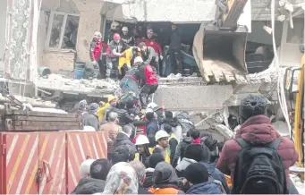  ?? ?? El servicio de emergencia turco y voluntario­s en intensas labores de rescate. (EFE)