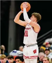  ?? Andy Manis/Associated Press ?? Max Klesmit scored 21 points as the Badgers beat in-state rival Marquette for the third game in a row.