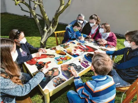  ?? Foto: Ulrich Wagner ?? Die Familien Reichert (links) und Schweizer haben sich zum „Abendmahl“vor der Kirche St. Michael in Pfersee versammelt.