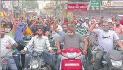  ?? HT PHOTO ?? Traders protest over timings of opening shops, in Bharatpur on Wednesday.