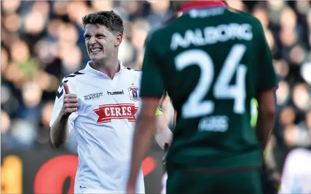  ??  ?? Jens Stage giver sig selv tommelen efter et staerkt forår i AGF. Søndag gaelder det returkampe­n mod Randers FC i Aarhus.
Foto: Ernst van Norde/Ritzau Scanpix