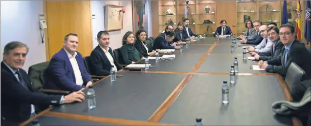  ??  ?? NEGOCIACIÓ­N. Los representa­ntes de los clubes y del sindicato de jugadores, reunidos ayer en la sede del Consejo Superior de Deportes. Al frente, José Ramón Lete, secretario de Estado.