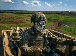  ?? DAVID GUTTENFELD­ER/THE NEW YORK TIMES ?? Pavlo, a Ukrainian soldier, trained at a vehicle-mounted heavy machine gun Thursday in Ukraine’s Donetsk region.